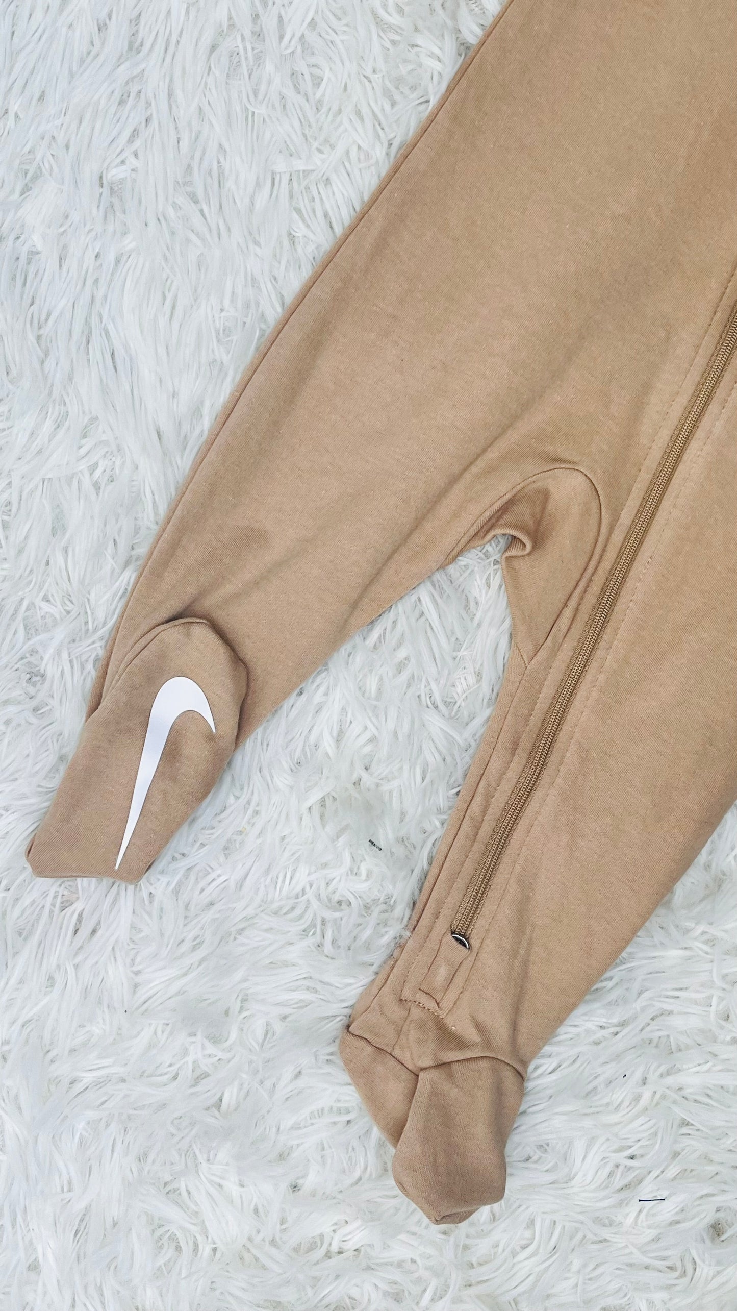 Mameluco beige Nike 9 meses