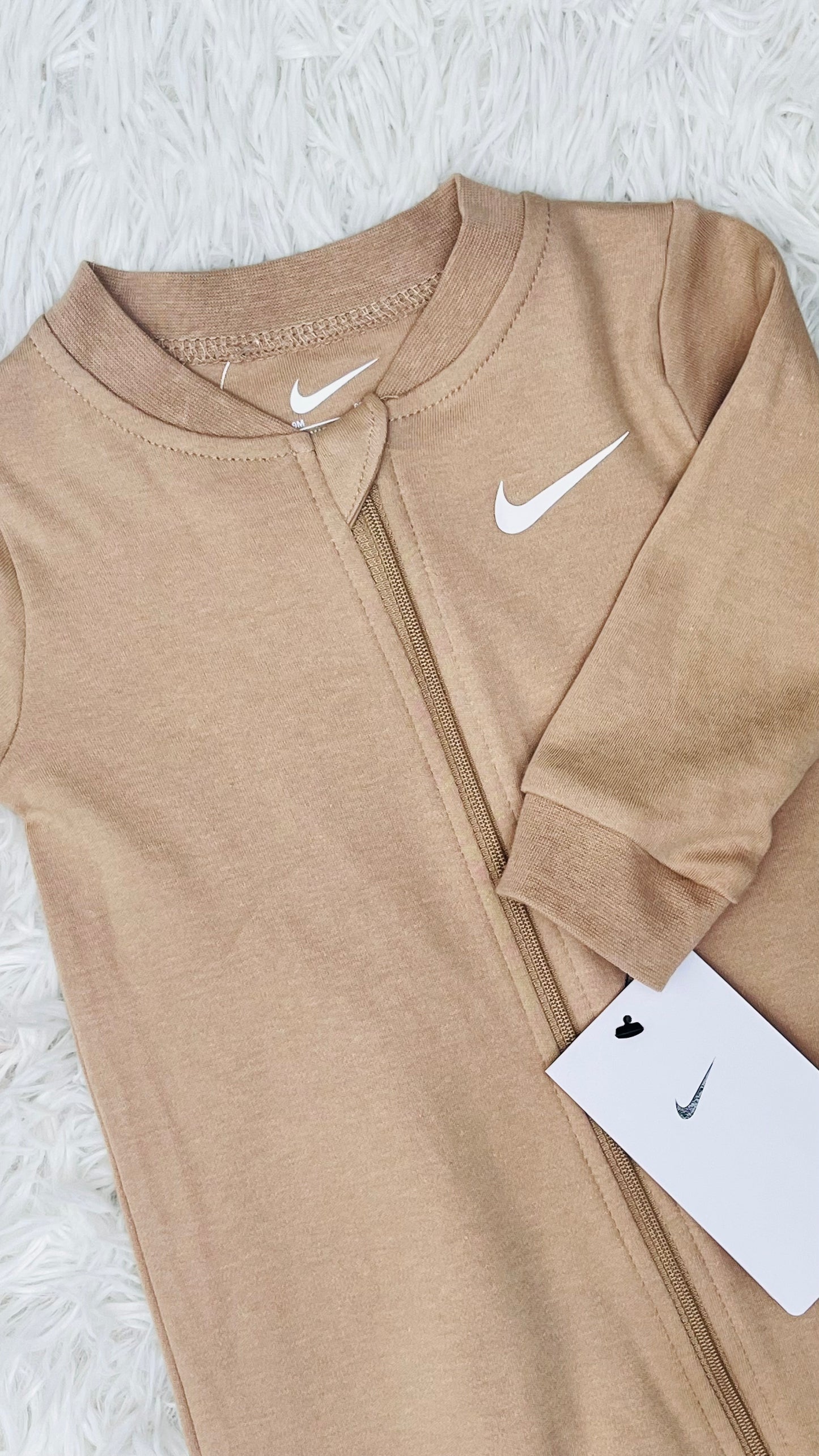 Mameluco beige Nike 9 meses